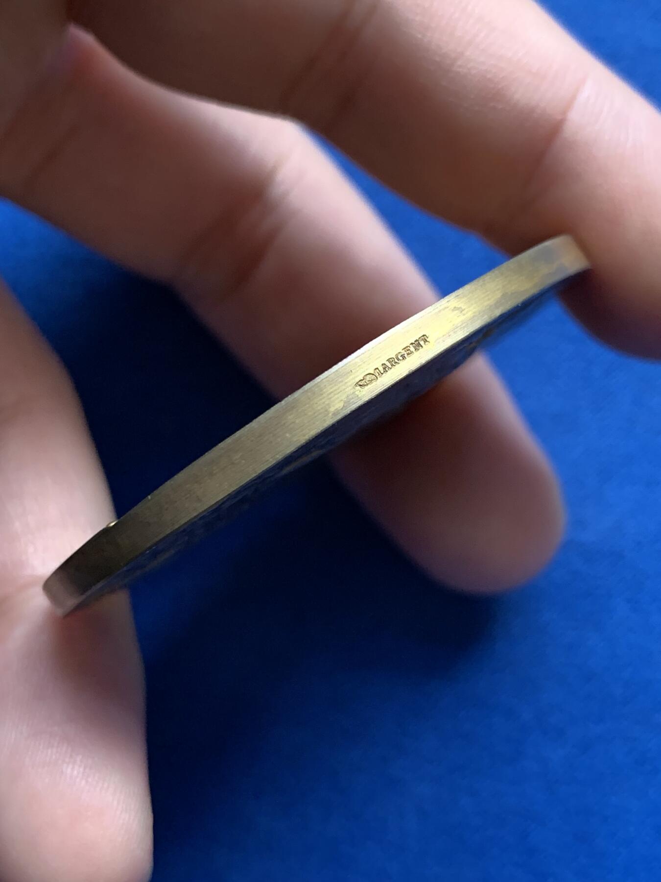 《竞宝斋》第436场 周日，周一2场连拍 （全场包邮） 法国1909年南希世博会纪念镀金大银章 64.3克 49.8mm 带盒 丰饶角1银 盒子背面有有损