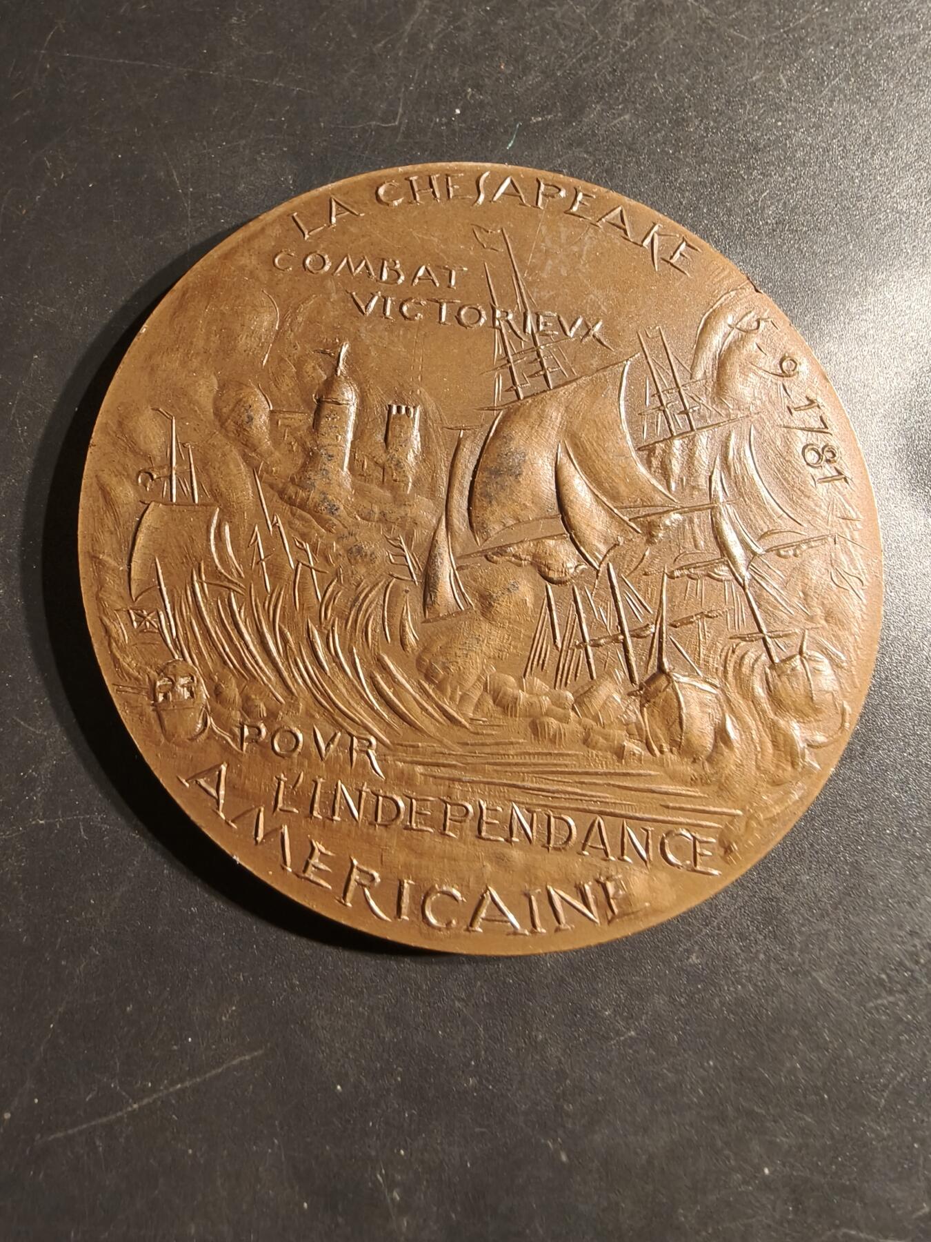 老王徽章第162期  法国海军上将弗朗索瓦-约瑟夫-保罗·德·格拉斯伯爵大铜章     背面描述了格拉斯伯爵带领法国海军击败英国的1781年美国独立战争切萨皮克湾海战的场景     直径72mm.     重量160g