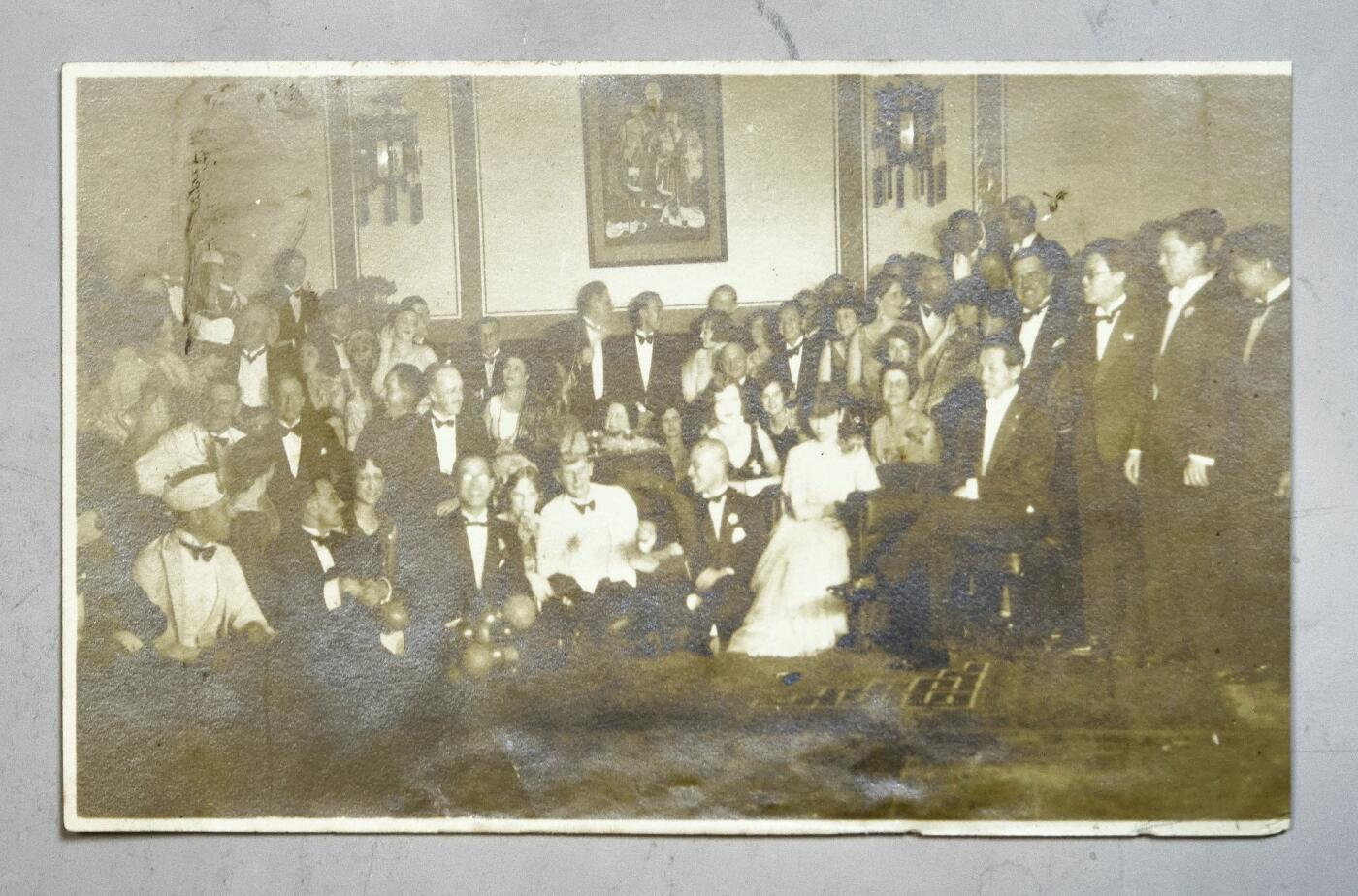 2025年吉藏纸杂文献秋季专场拍卖会 1930年春张学良与墨索里尼女儿埃达齐亚诺夫妇相识在北平和平饭店的外交宴会上照片一张。民国时期的＂少帅＂张学良，却不知在他29岁那年，曾与一位意大利贵族小姐、意大利独裁者墨索里尼的掌上明珠——埃达·墨索里尼有过一段传奇往事，而开端正式从这场宴会开始。 13×8cm