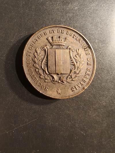 老王徽章第162期 -  法国博韦园艺和植物学会大铜章     直径40mm.    重量32.6g