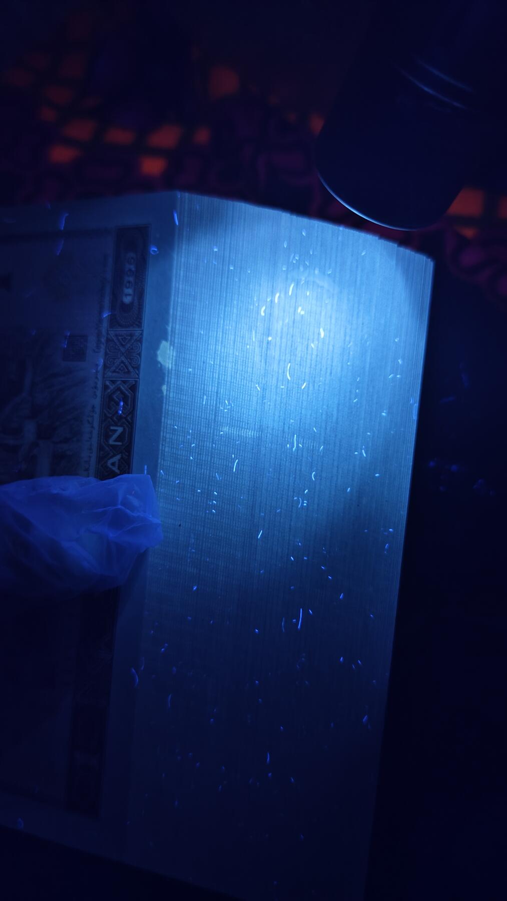 961金粉桃花红，金粉荧光两刀，001绝品无油无斑，1101刀，一侧有小瑕疵！001刀10000，1101刀8000有喜欢的联系。