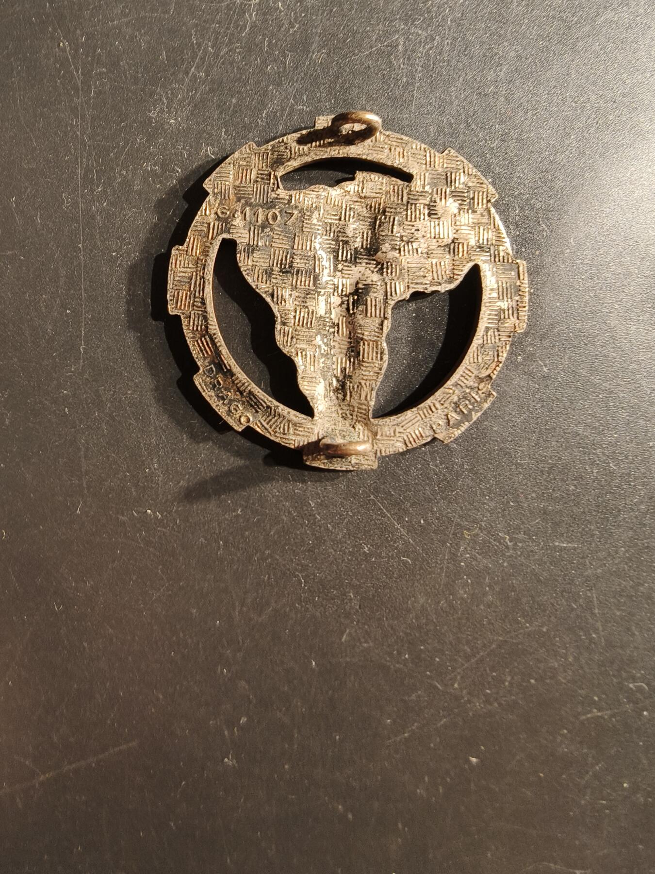 老王徽章第162期  法国第12非洲猎兵团证章     第12非洲猎兵团是法国陆军的一个骑兵团，于1943年在法属西非成立，主要由非洲士兵组成