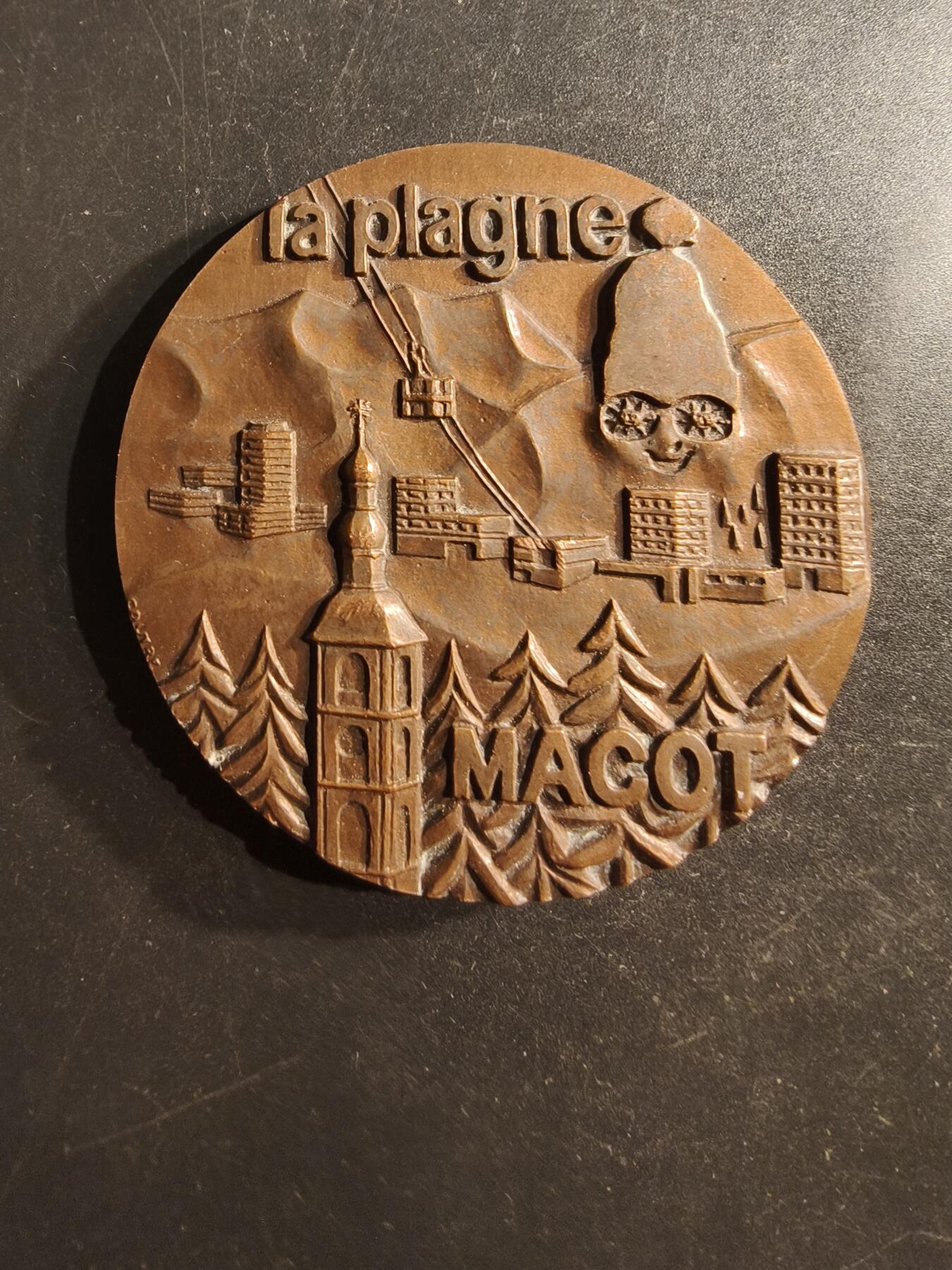 老王徽章第162期  法国滑雪胜地拉普拉涅大铜章    高浮雕     直径57mm.   重量108.3g