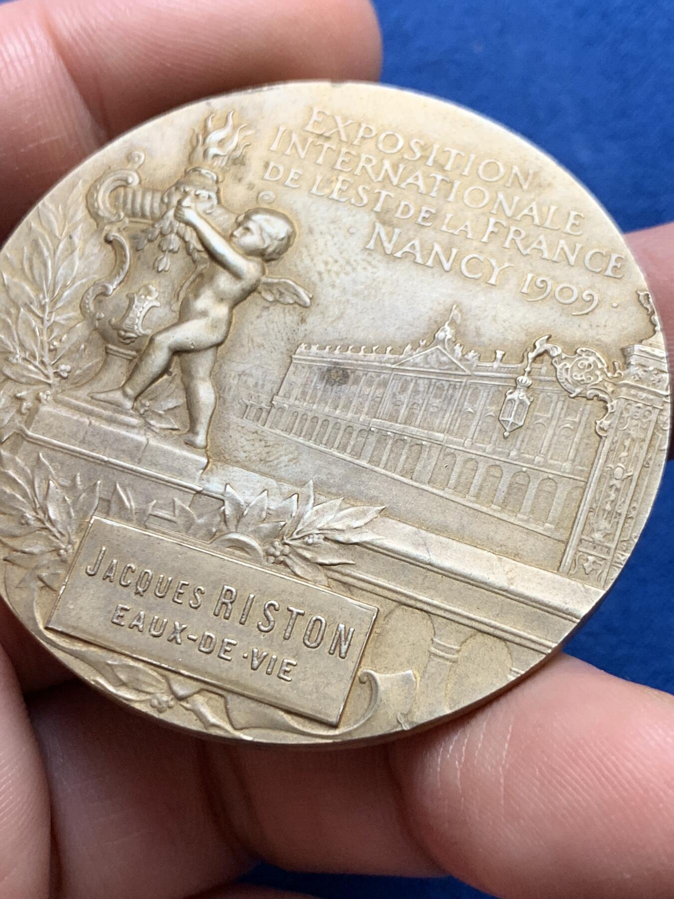 《竞宝斋》第436场 周日，周一2场连拍 （全场包邮） 法国1909年南希世博会纪念镀金大银章 64.3克 49.8mm 带盒 丰饶角1银 盒子背面有有损