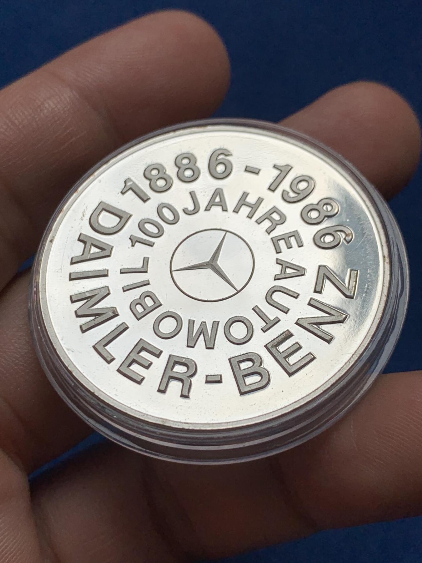 《竞宝斋》第436场 周日，周一2场连拍 （全场包邮） 1986年奔驰汽车百年银章，少见，25克。