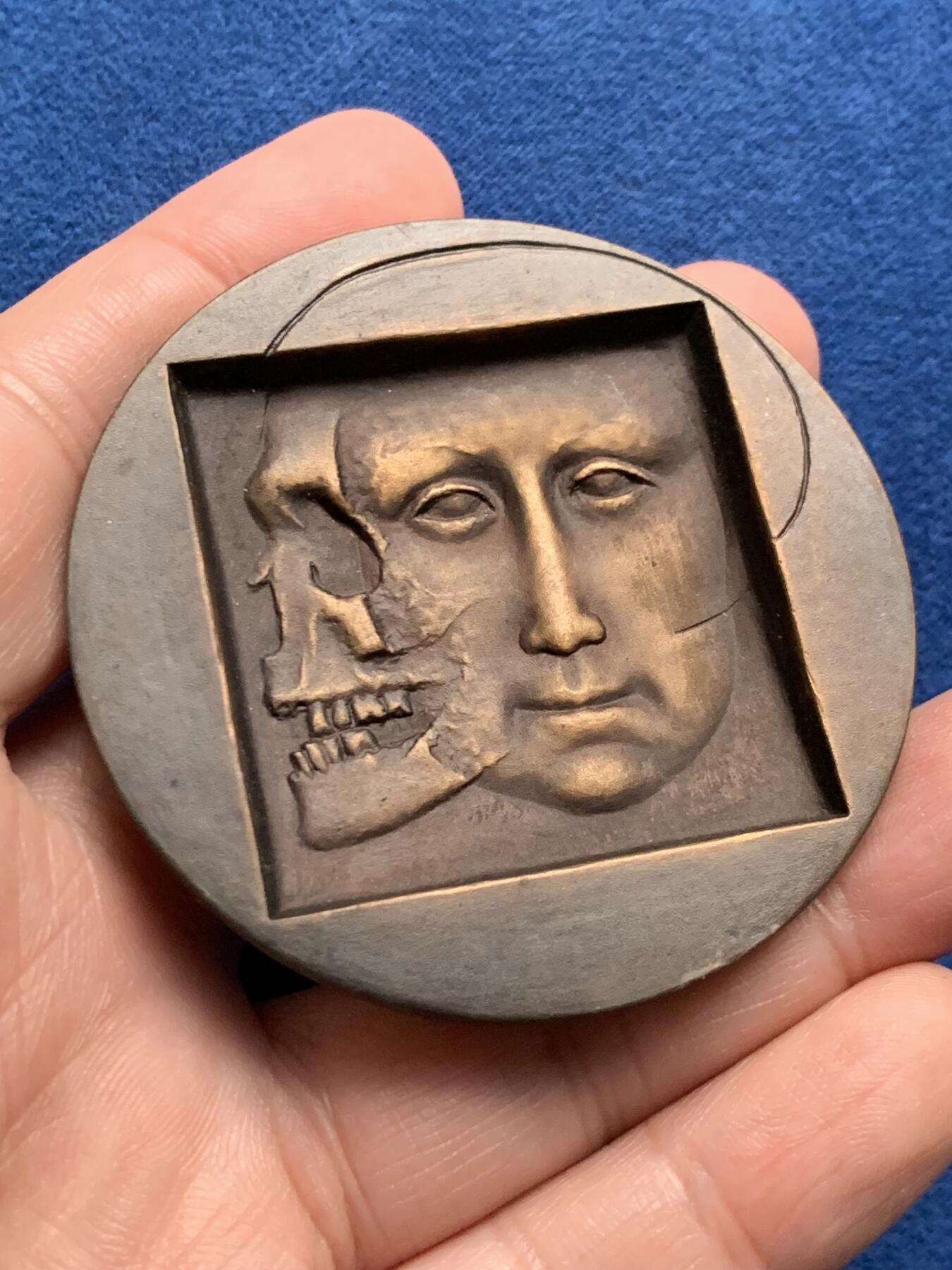 《竞宝斋》第436场 周日，周一2场连拍 （全场包邮） 1975年达芬奇三合体章，332.8克，59.2mm，K. Räsänen雕刻，铜质铸造1500枚，带说明书。