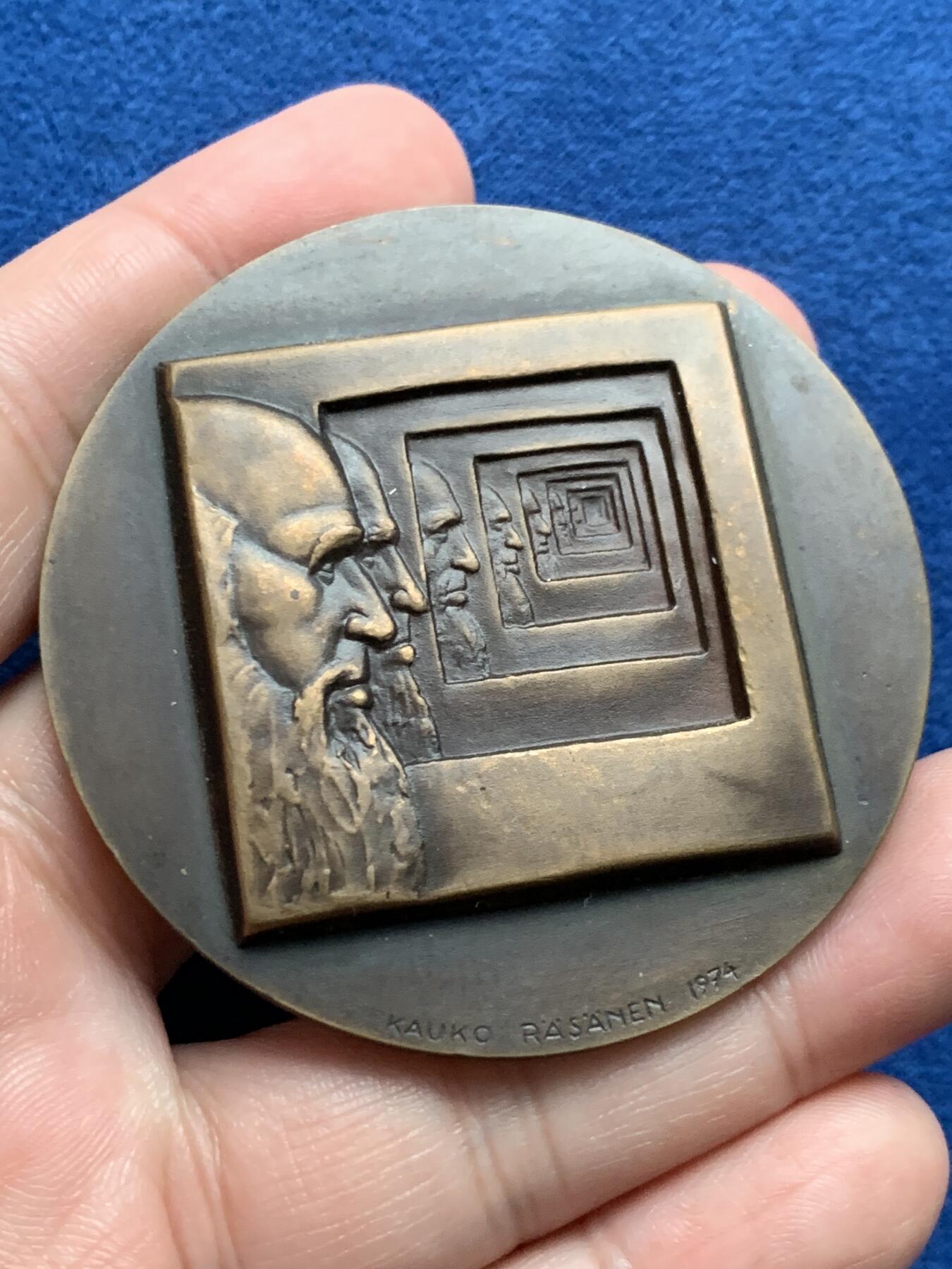 《竞宝斋》第436场 周日，周一2场连拍 （全场包邮） 1975年达芬奇三合体章，332.8克，59.2mm，K. Räsänen雕刻，铜质铸造1500枚，带说明书。