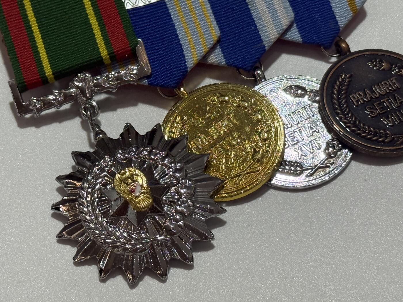 韵星假日精品2025秋季军品类拍卖会-- Rimey Holidays Boutique 2025 Autumn Militaria Sale 印度尼西亚4r联排--三级卡蒂卡挨卡拉克西（三军团结）之星勋章，金银铜三级国防军优秀服务奖章