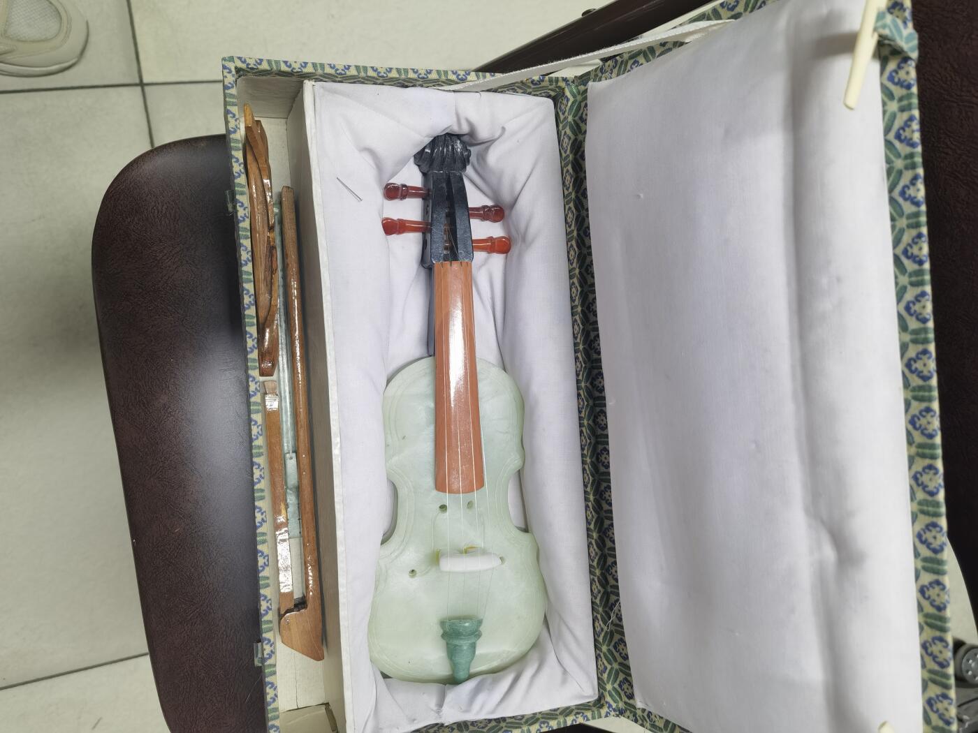 玉雕大师作品小提琴玉石摆件手工作品原盒