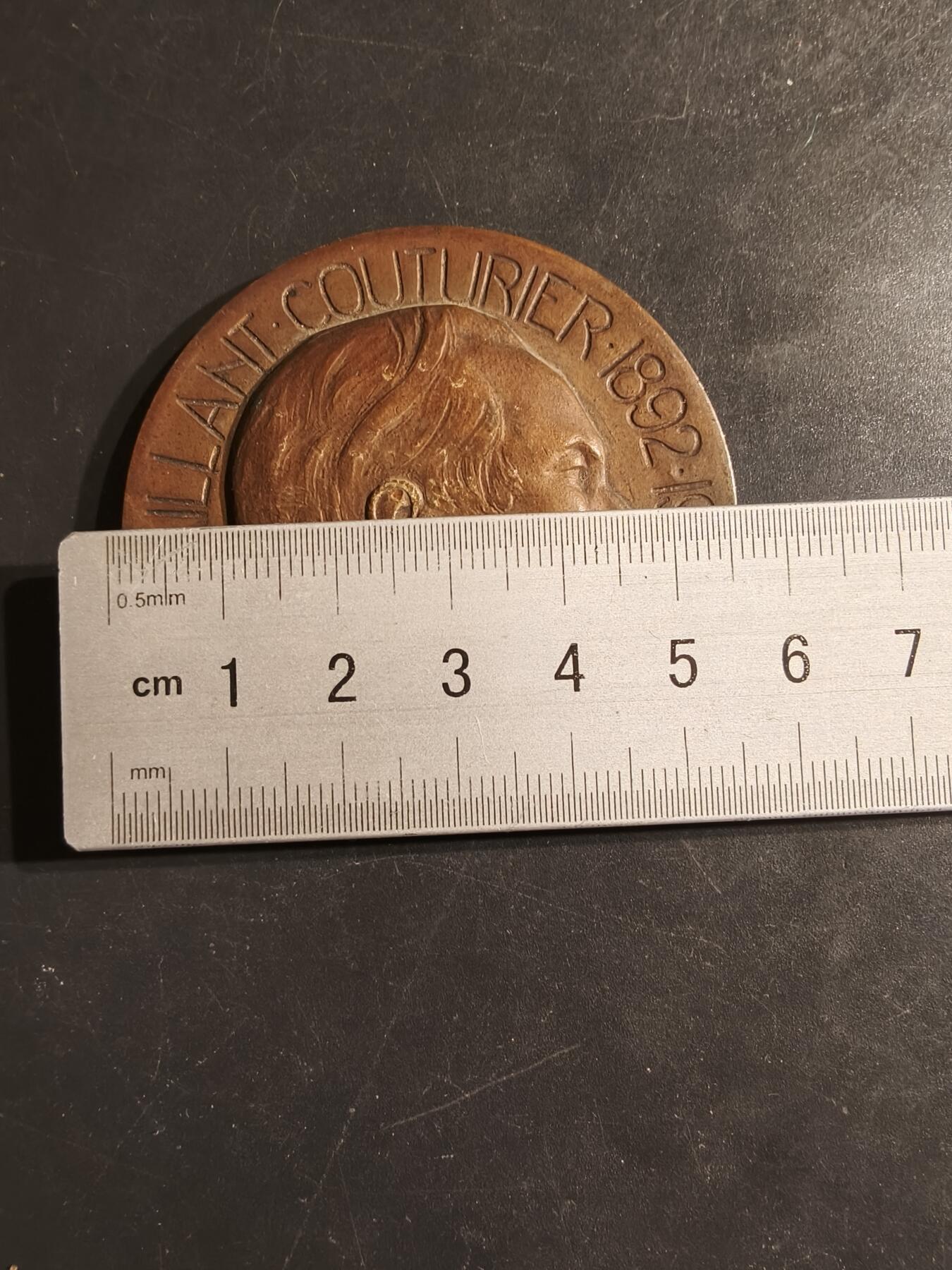 老王徽章第162期  法国共产党中央机关报《人道报》大铜章    正面为法共创始人之一的保罗·瓦扬-古蒂里耶（Paul Vaillant-Couturier）    高浮雕     直径56mm.    重量96.4g