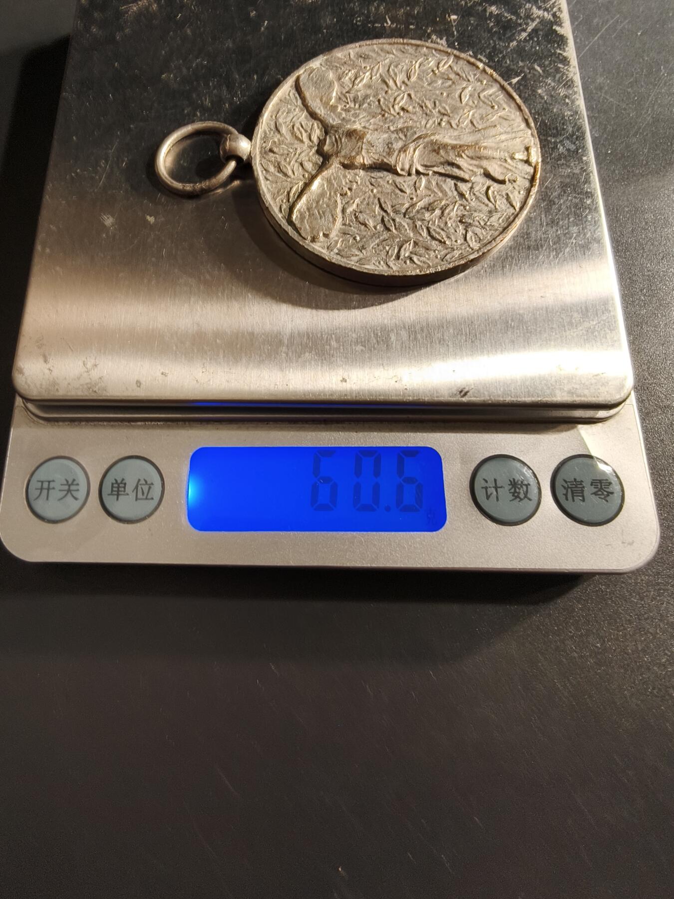 老王徽章第162期  法国施华蔻俱乐部银级奖章     正面为胜利女神形象    直径50mm.    重量60.6g