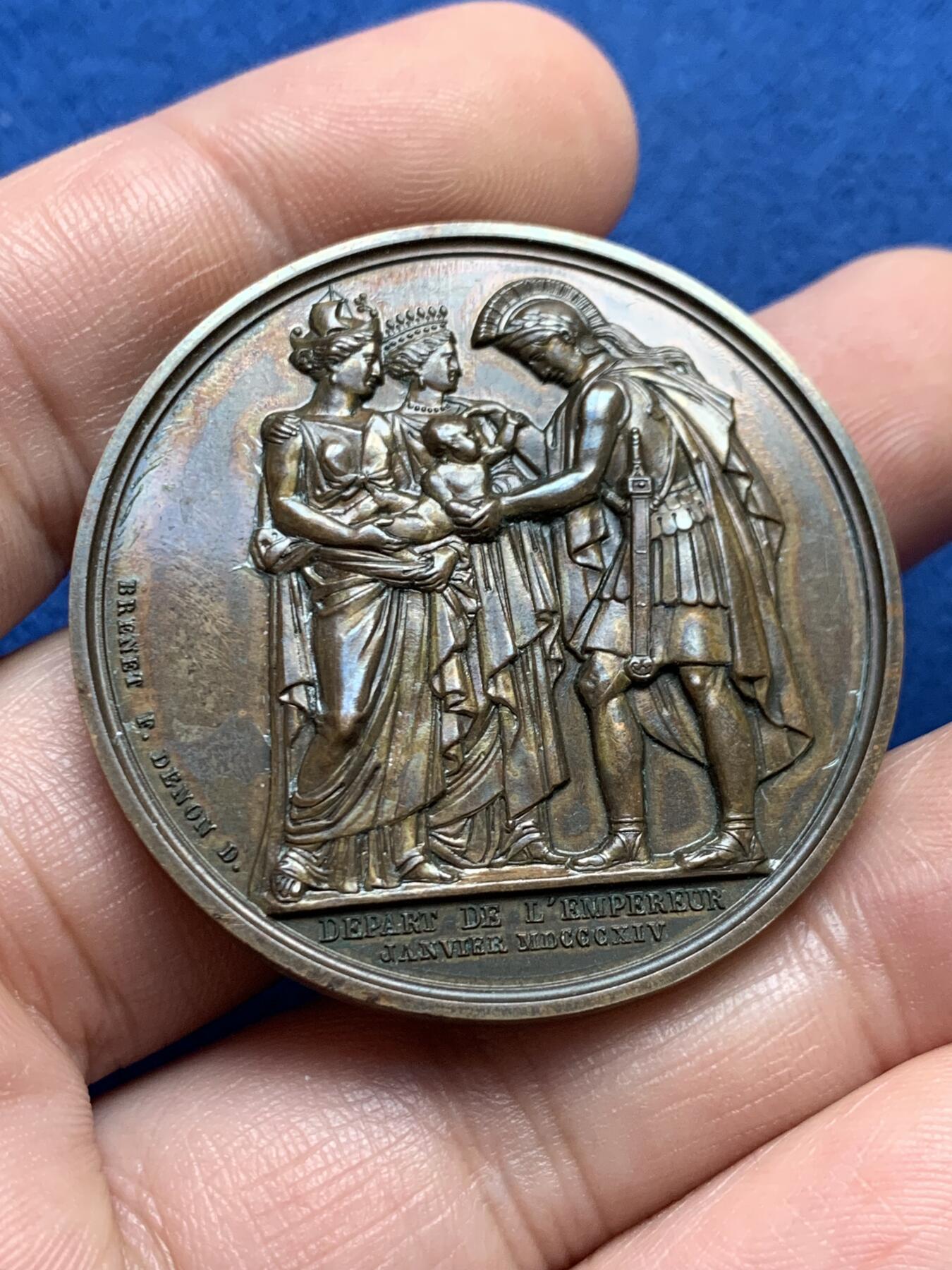 《竞宝斋》第436场 周日，周一2场连拍 （全场包邮） 法国拿破仑纪念奖章-极其罕见的拿破仑皇太子降生纪念章。超高浮雕，双面人物雕刻细腻生动，保存状态极好。不可多得收藏佳品。直径：41.2mm，重：38.5g，丰饶角边铭，带原盒。