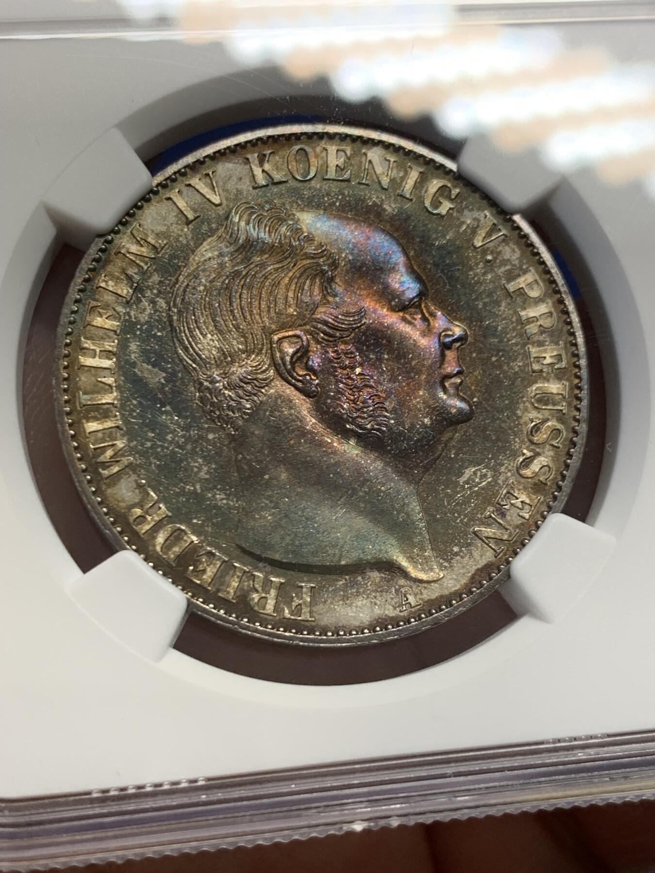 《竞宝斋》第436场 周日，周一2场连拍 （全场包邮） NGC MS63 德国普鲁士 1854年 威廉四世盾徽泰勒 五彩锦盒包浆 背面环彩 非常漂亮 亚军分更高分仅一枚