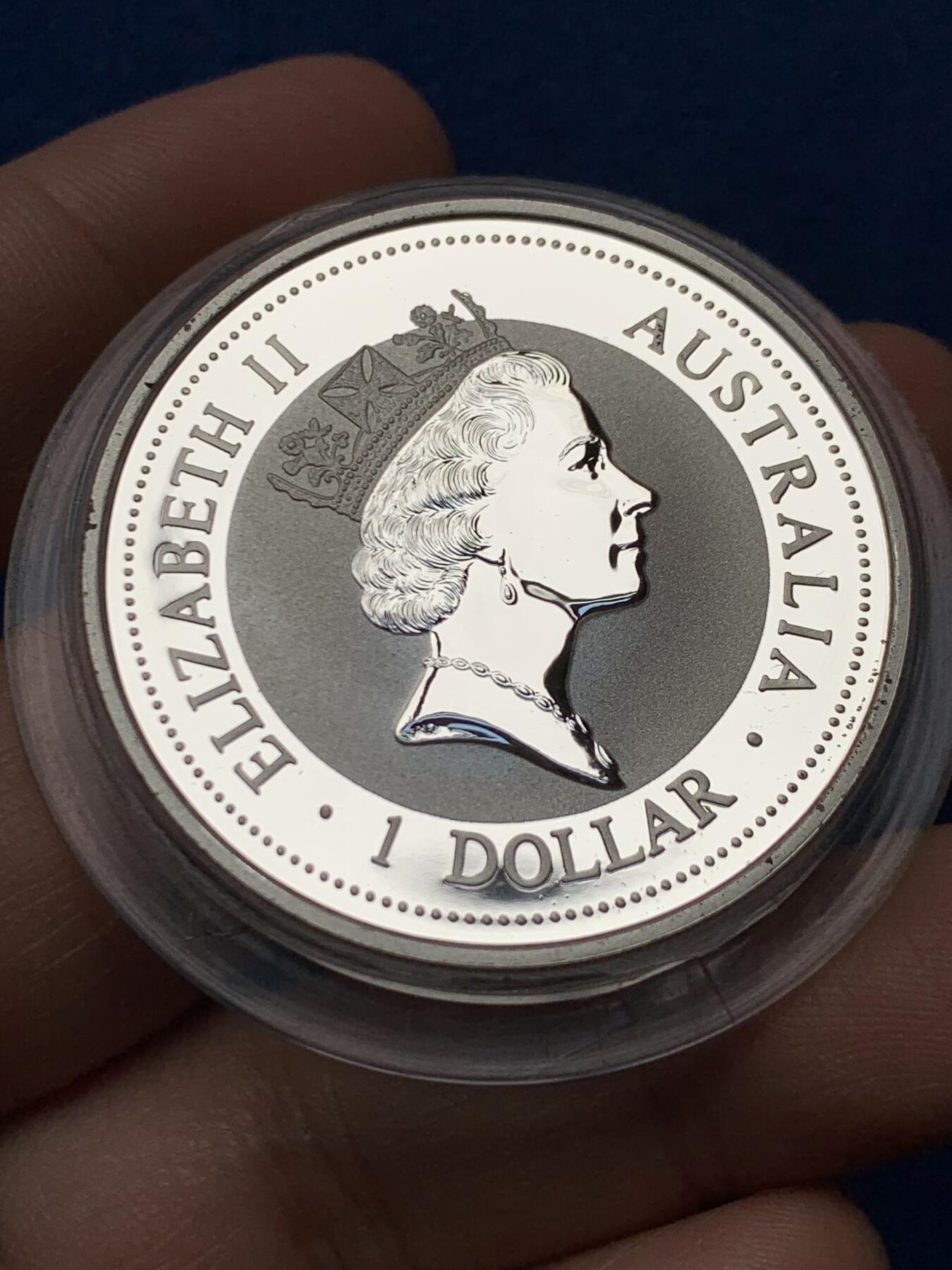 《竞宝斋》第436场 周日，周一2场连拍 （全场包邮） 澳大利亚 1997年 笑翠鸟 熊猫镶嵌银币 含纯银1盎司999银，镶嵌部分重约0.5克黄金，发行1.5万枚，为上海国际钱币展而发行，细节见图。