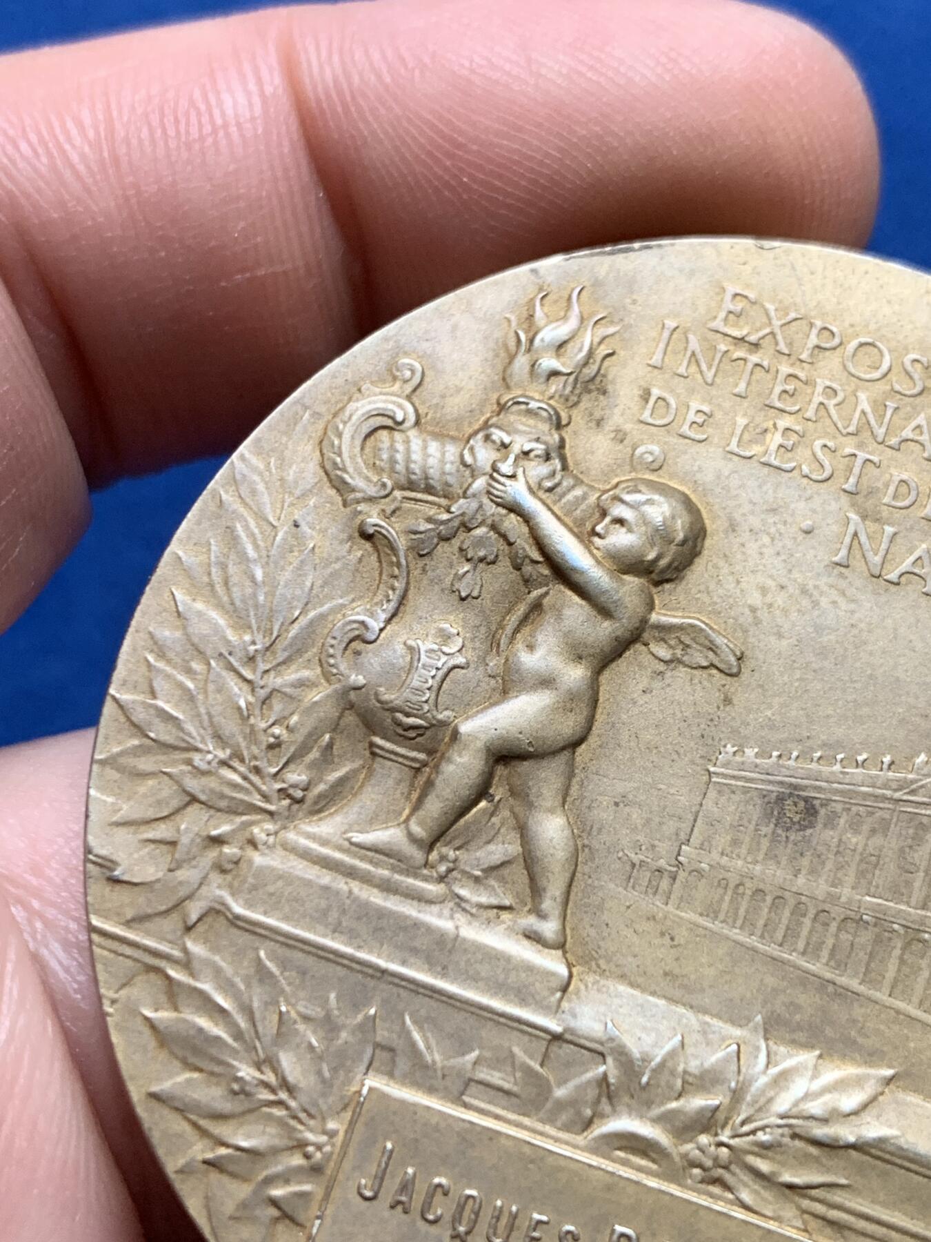 《竞宝斋》第436场 周日，周一2场连拍 （全场包邮） 法国1909年南希世博会纪念镀金大银章 64.3克 49.8mm 带盒 丰饶角1银 盒子背面有有损