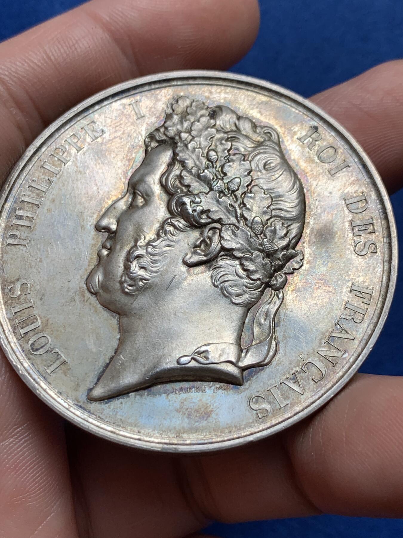 《竞宝斋》第436场 周日，周一2场连拍 （全场包邮） 法国米勒库尔农业评比会纪念大银章 64.5克 51mm 带原木盒 船首银标