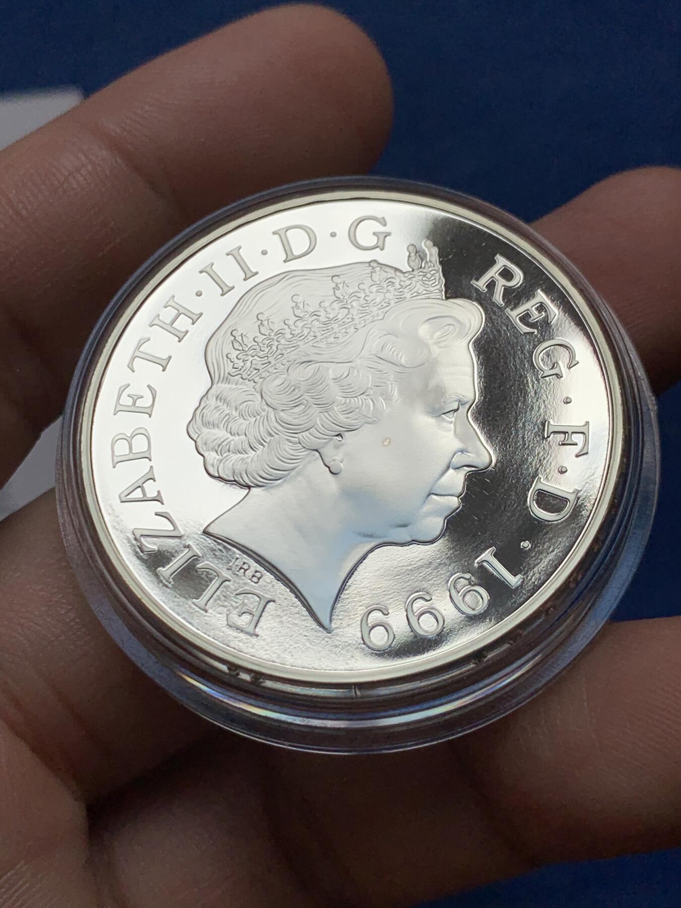 《竞宝斋》第436场 周日，周一2场连拍 （全场包邮） 英国1999年5英镑精制银币 千禧年 28.28克 999银 发行量：最大1万 带盒证