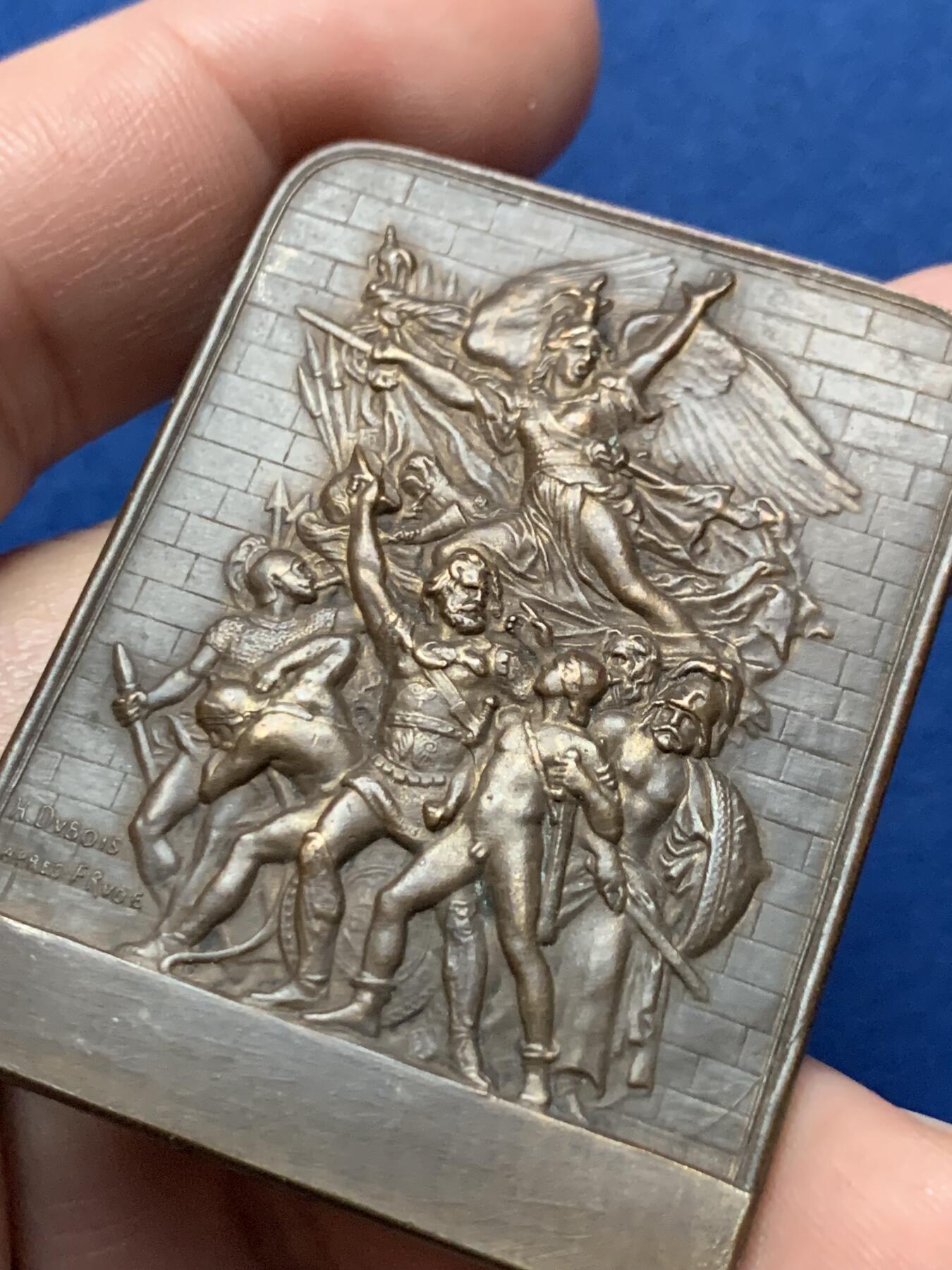 《竞宝斋》第436场 周日，周一2场连拍 （全场包邮） 法国军事装备公司联盟铜章，39.2*50.5毫米，44.45克，三角铜标边铭。