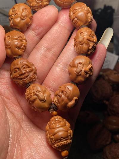 大佬都在看的苏工核雕捡漏价 - 福利苏工核雕，纯手工殷派十八罗汉手串，老苏工，等待有缘人，市场少见尺寸2。0x2。15左右喜欢的来