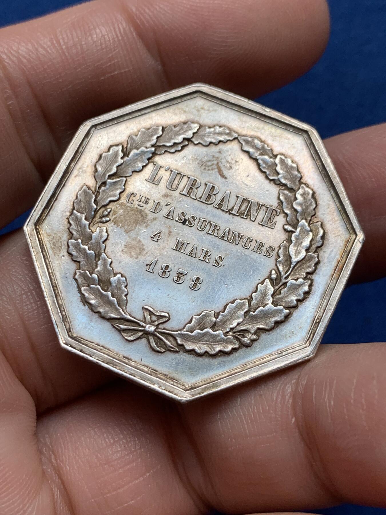 《竞宝斋》第436场 周日，周一2场连拍 （全场包邮） 法国1838年城市人寿保险公司八角银质代币，城堡王冠图，丰饶角AR边铭，35mm，19.7克