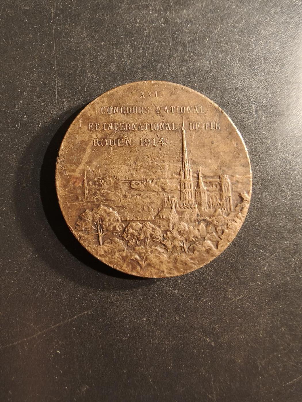 老王徽章第162期 法国鲁昂射击协会大铜章     直径41mm.    重量31g