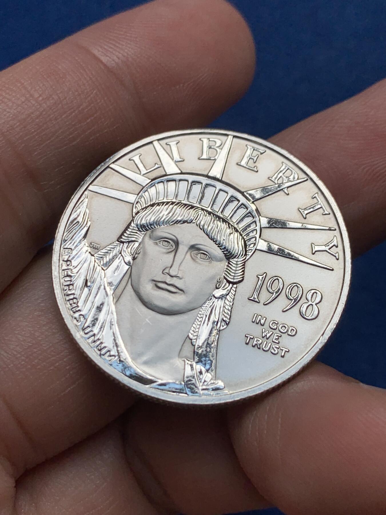 《竞宝斋》第436场 周日，周一2场连拍 （全场包邮） 1998年美国100元1盎司鹰扬普制铂金币，1盎司9995铂金，美国最大面值硬币，品相极佳。自由女神和展翅雄鹰的设计大气经典，早期普制部分图案抛光，比后来版本更有层次感。