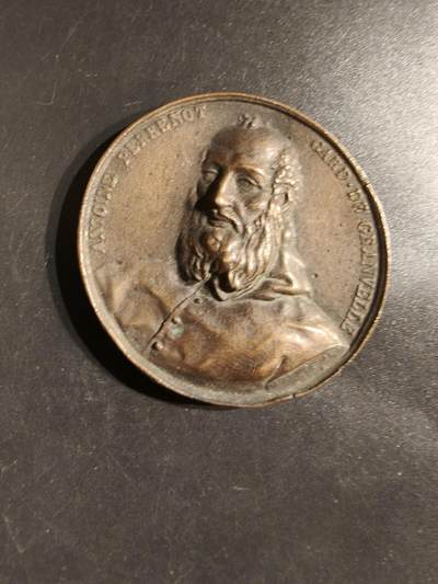 老王徽章第162期 - 勃艮第16世纪政治家安托万·佩雷诺·德·格兰维勒纪念章     直径52mm.    重量64.5g