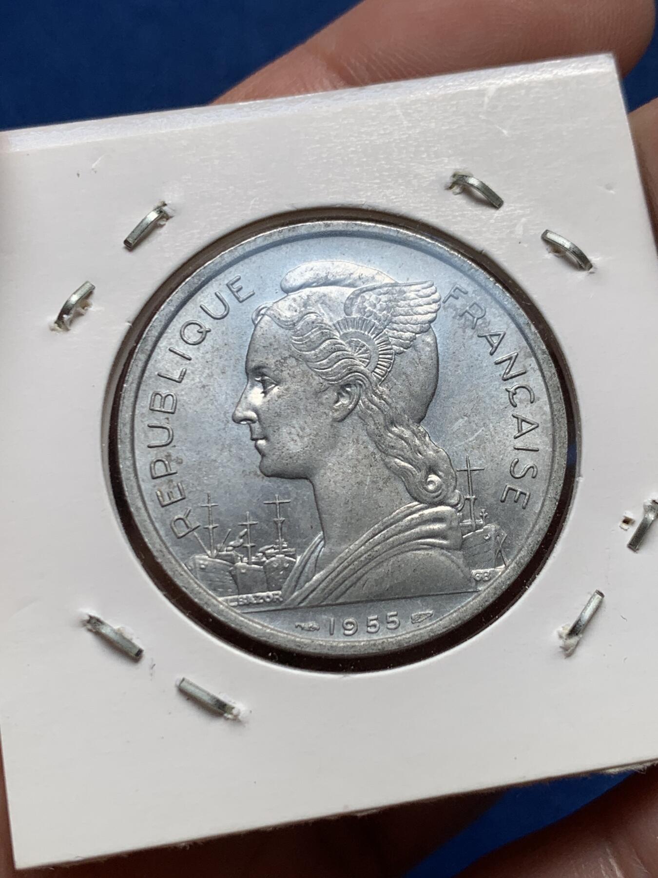 《竞宝斋》第436场 周日，周一2场连拍 （全场包邮） 三枚一组 法属留尼旺1948-55年1、2、5法郎，历七十余年风霜铝币保存不易，这套保存得不错 细节见图