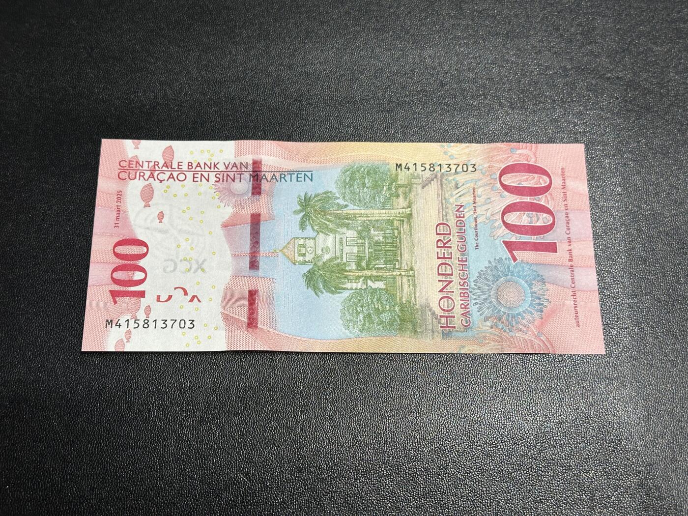 《外钞收藏家》第五百八十三期（精选场）（本期拍品丰富）（本平台长期征集拍品、欢迎藏友们联系合作） 2025年版库拉索和圣马丁100盾 全新UNC 尾703