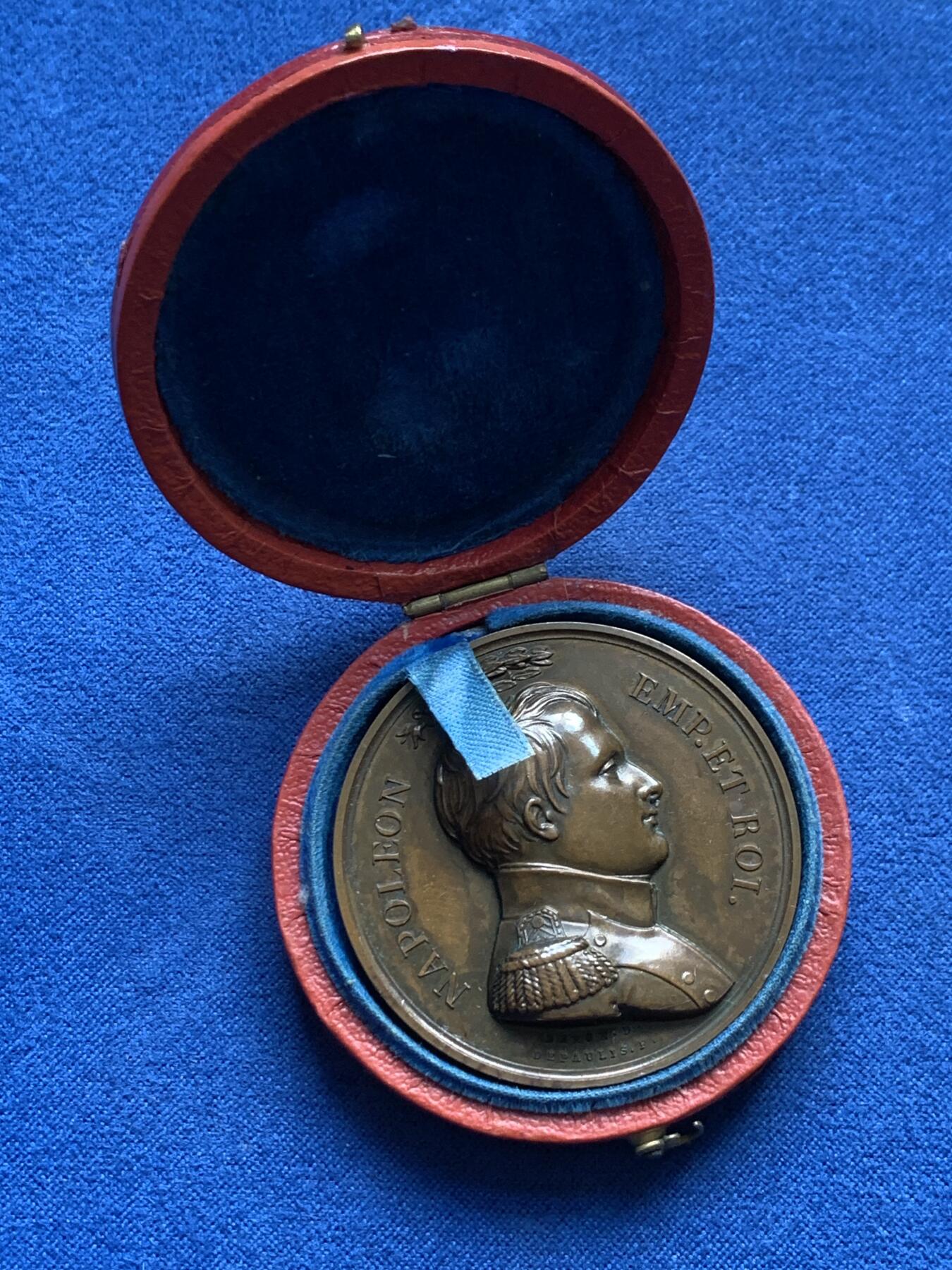 《竞宝斋》第436场 周日，周一2场连拍 （全场包邮） 法国拿破仑纪念奖章-极其罕见的拿破仑皇太子降生纪念章。超高浮雕，双面人物雕刻细腻生动，保存状态极好。不可多得收藏佳品。直径：41.2mm，重：38.5g，丰饶角边铭，带原盒。