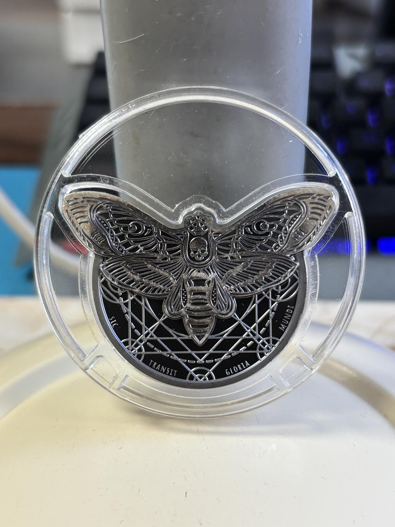 第181期拍卖 坦桑尼亚2018年珍稀濒危昆虫鬼脸天蛾2盎司银币，999银，发行量999枚，塑料盒有破