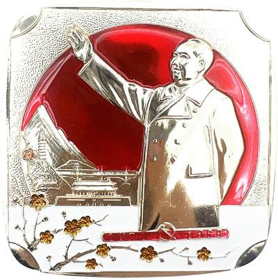 2025年伟人像章秋季专场拍卖会 - 红底金像 方形 伟人挥手形象 红太阳 井冈山 延安 天安门 背面铭文中英文版 一枚 5.98cm×6.01cm