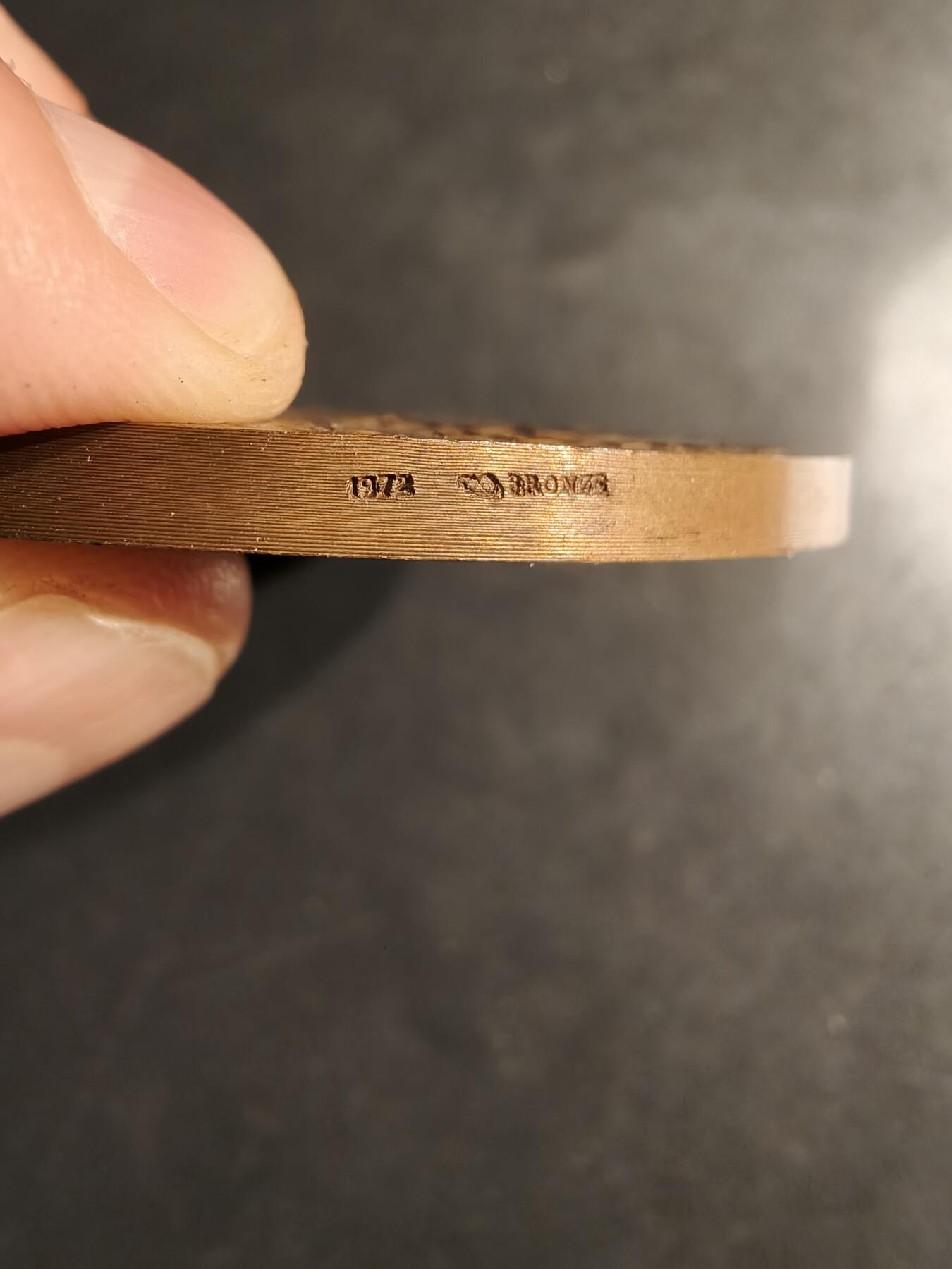 老王徽章第162期  法国海军上将弗朗索瓦-约瑟夫-保罗·德·格拉斯伯爵大铜章     背面描述了格拉斯伯爵带领法国海军击败英国的1781年美国独立战争切萨皮克湾海战的场景     直径72mm.     重量160g