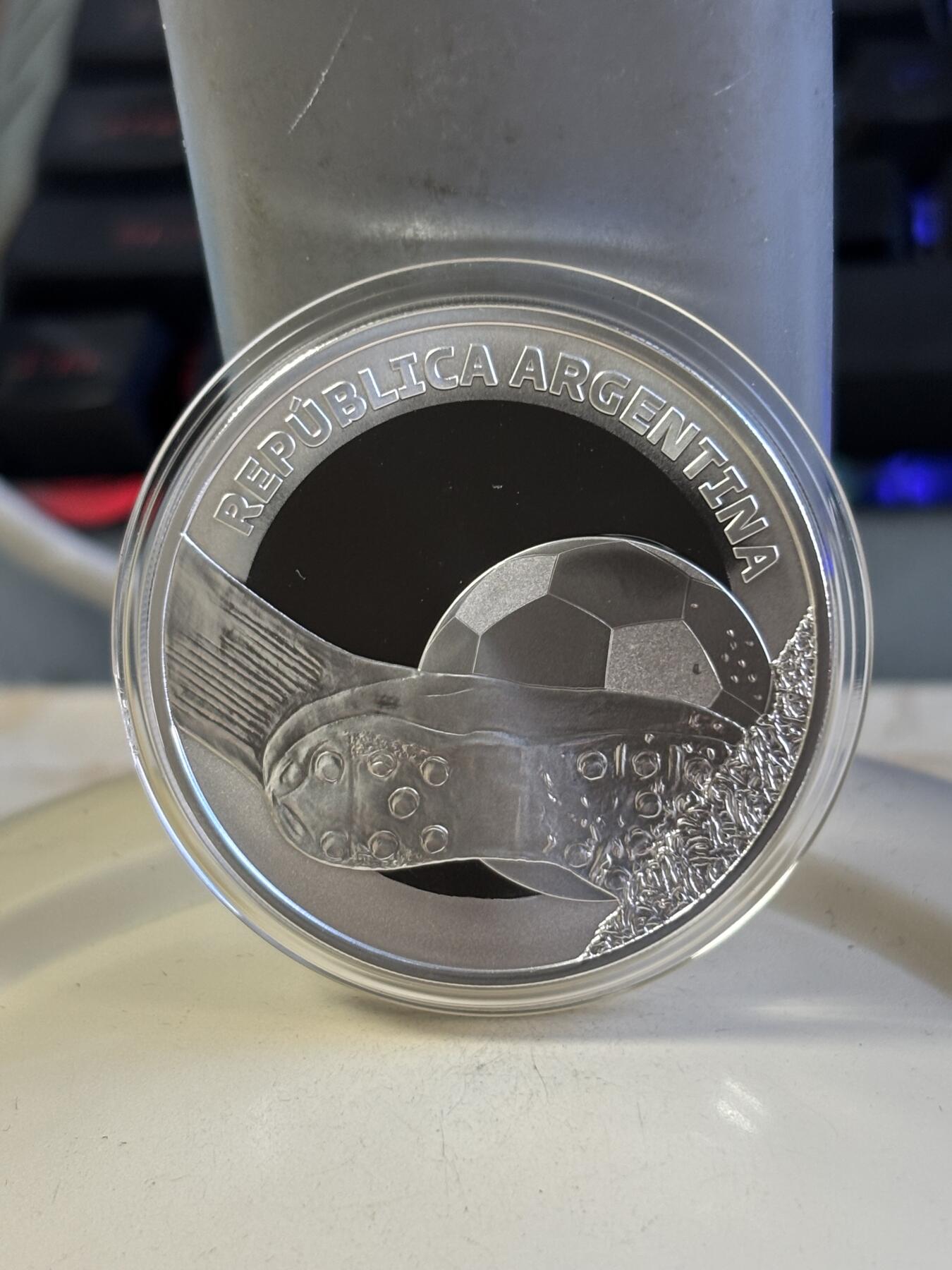 第181期拍卖 阿根廷2021年卡塔尔2022足球世界杯精制纪念银币,925银，27克，发行2500枚，有2点小丝