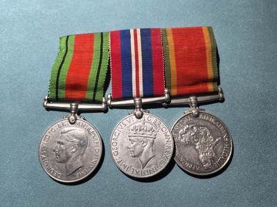 盛世勋华——号角文化勋章邮票专场拍卖第287期 - 英国二战三联挂 包括本土防卫奖章/二战战争奖章/非洲服役奖章（银制） 带边铭