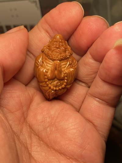 大佬都在看的苏工核雕捡漏价 - 福利老苏工核雕，纯手工雕刻，双手合十，佛在心中达摩祖师，个性十足，等待有缘人，市场无同款，大尺寸2.5x4.05喜欢的来
