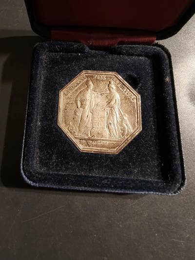 老王徽章第162期 -  法国法兰西银行八角银代章    原盒950银无边铭    直径36mm.    重量36.3g