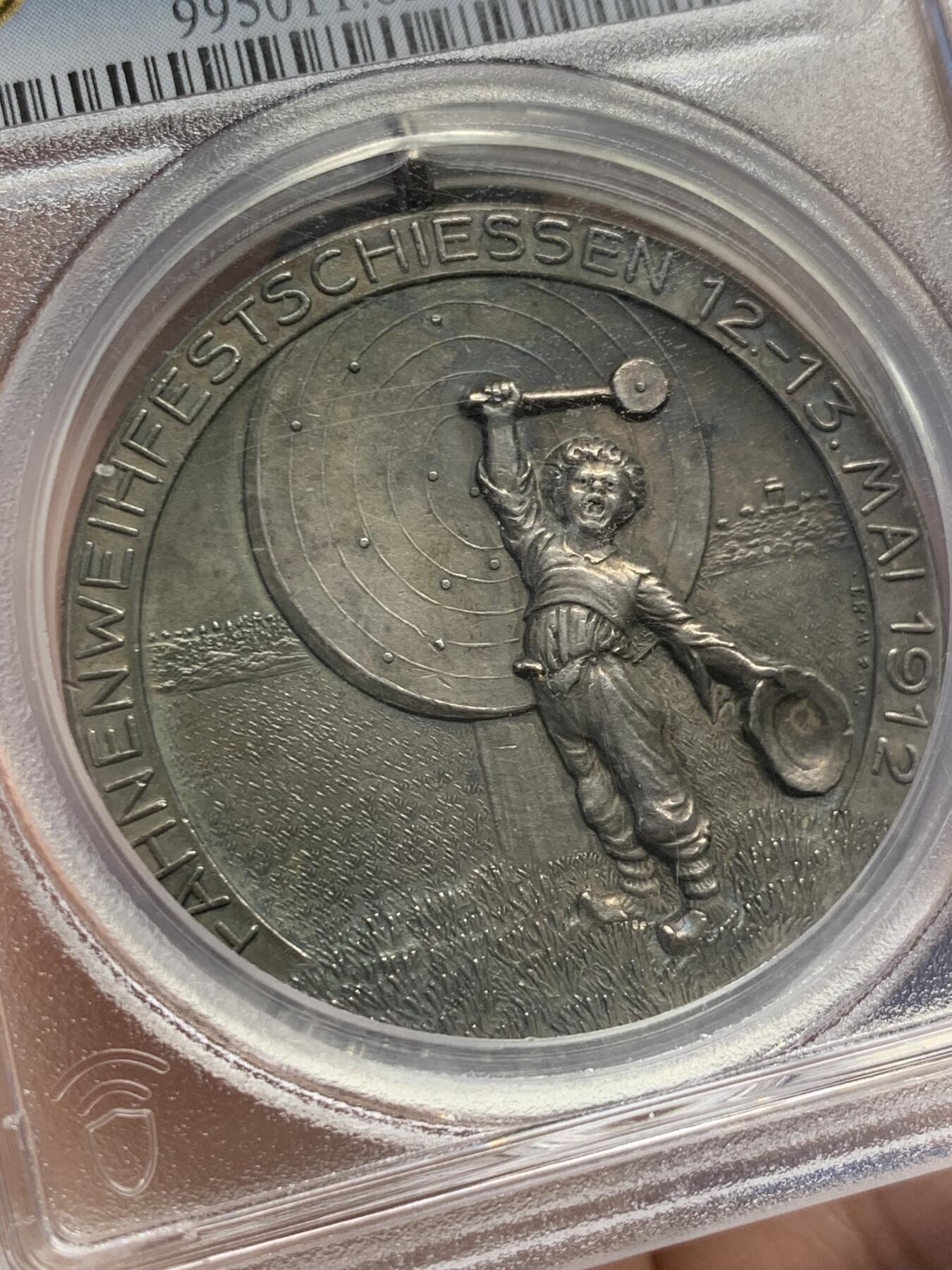 《竞宝斋》第436场 周日，周一2场连拍 （全场包邮） PCGS MS62 德国 1912年 射击节银章 人物精彩 景观细腻 双面高浮雕值得收藏 P加厚盒装