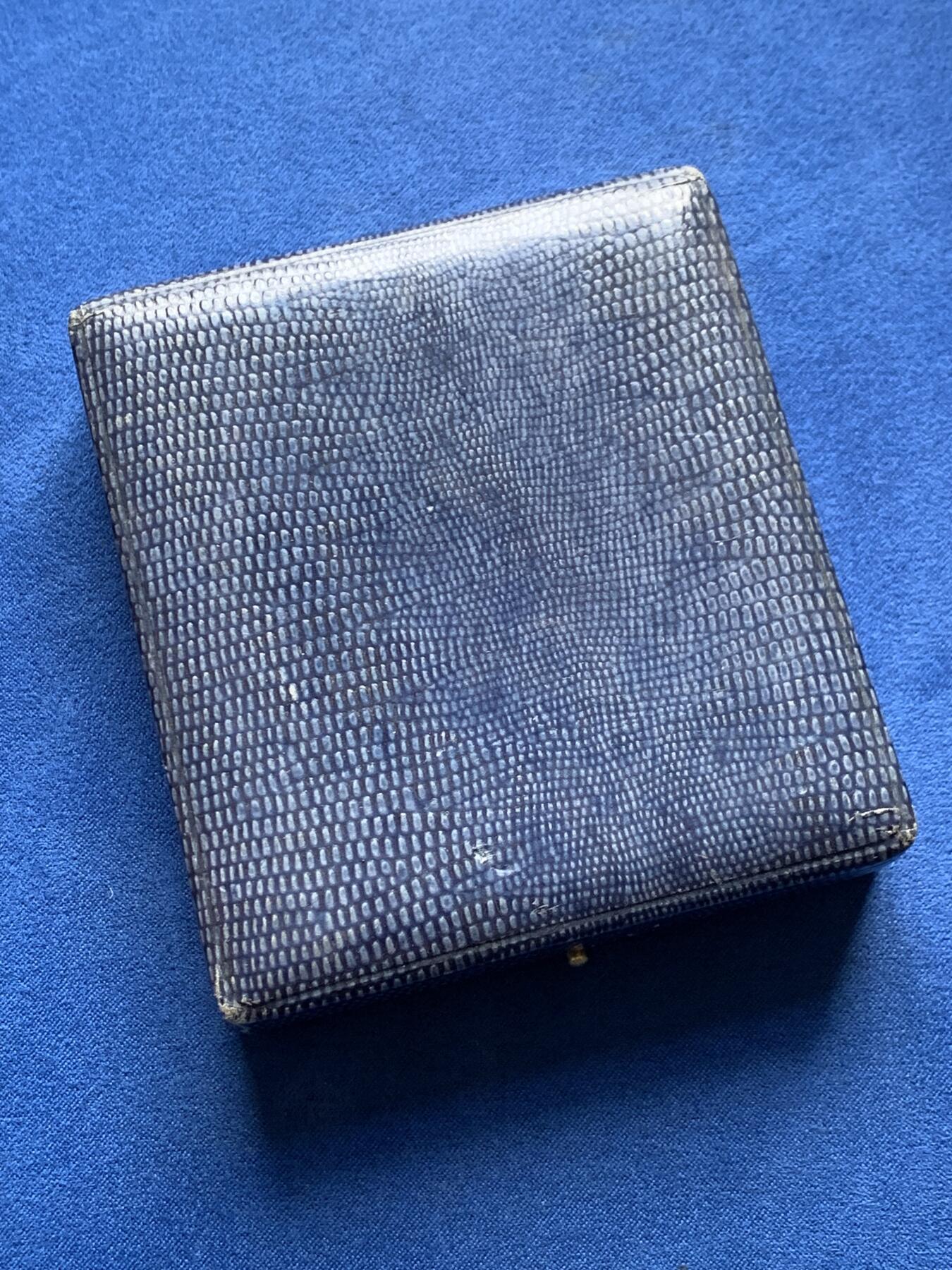 《竞宝斋》第436场 周日，周一2场连拍 （全场包邮） 法国天使大牌匾，极少见品种，法国著名雕刻家FRAISSE作品。品相极美，赏心悦目。直径：63*53mm，重：103g，三角铜标边铭，双面高浮雕，细节犀利，带原盒。