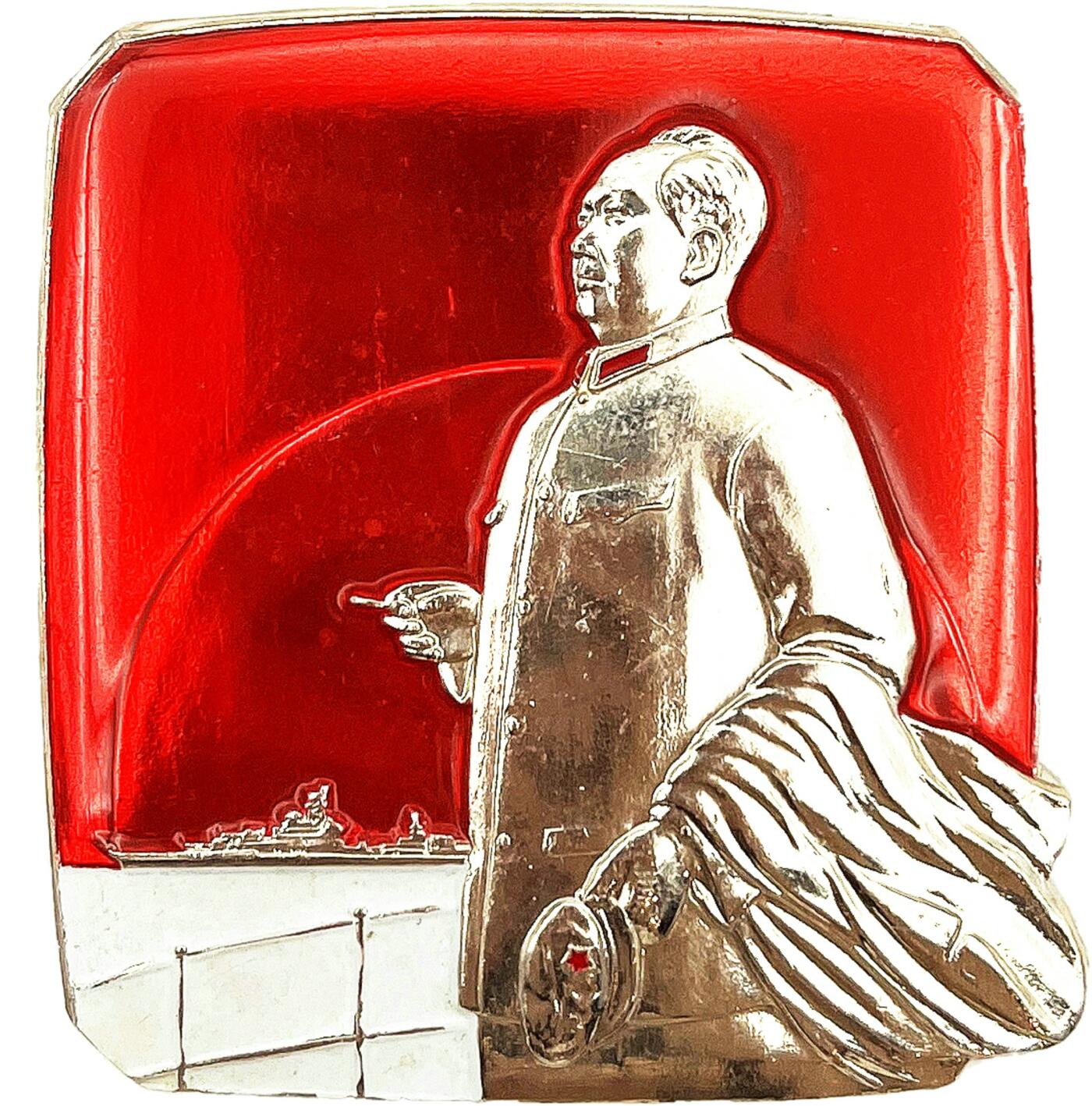 2025年伟人像章秋季专场拍卖会 红底银像 方形 伟人站立半像（中山装造型） 一枚 6.27cm×5.88cm