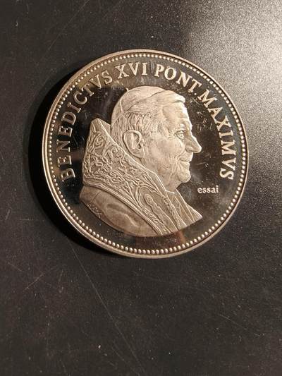 老王徽章第162期 -  梵蒂冈教皇本笃十六世纪念章    直径41mm.    重量31.2g.    镜面精制