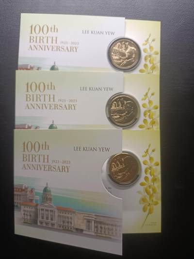 2025十一月第三期，总201期 - 【雨】新加坡2023年国父李光耀诞辰100周年铜制10元纪念币带册全新批量三枚，国会大楼和国花胡姬花