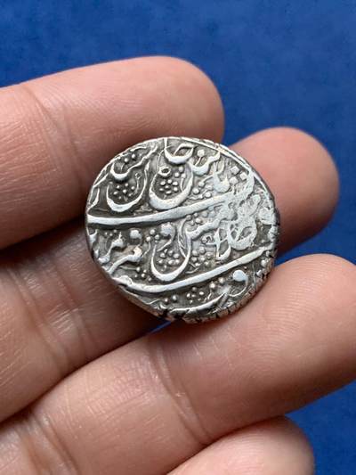 《竞宝斋》第436场 周日，周一2场连拍 （全场包邮） - 阿富汗杜兰尼王朝1卢比银币，9.38克，22.4mm，1839-1842年杜兰尼王朝末代君王Shujah Shah在位期间发行，正反面：波斯文花押赞词 在位时间非常短暂，少见品种。