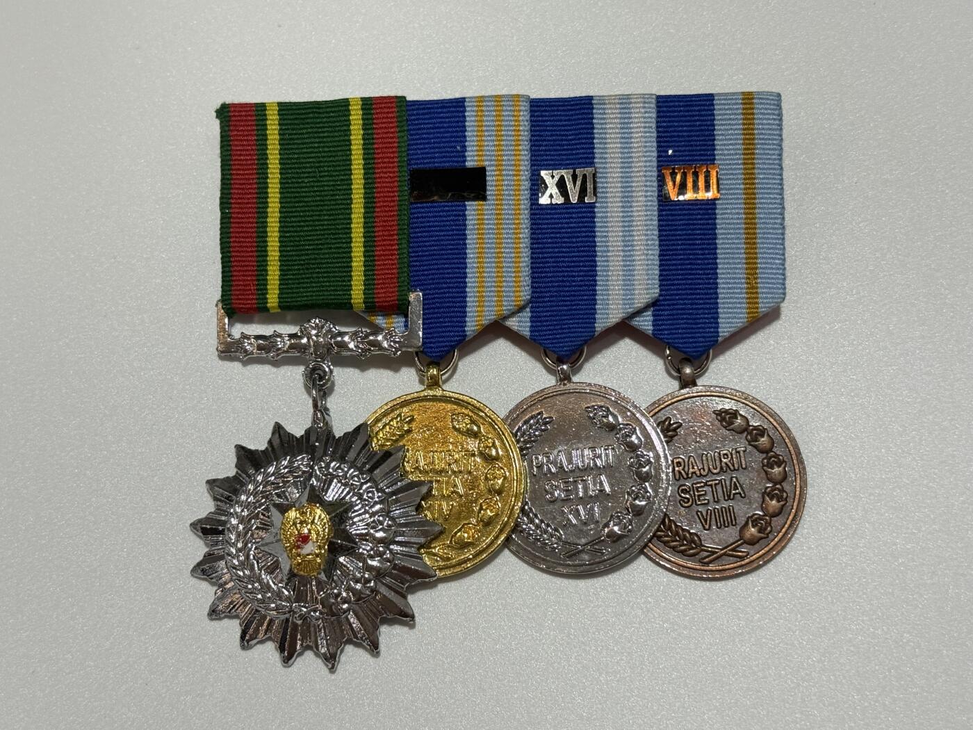 韵星假日精品2025秋季军品类拍卖会-- Rimey Holidays Boutique 2025 Autumn Militaria Sale 印度尼西亚4r联排--三级卡蒂卡挨卡拉克西（三军团结）之星勋章，金银铜三级国防军优秀服务奖章