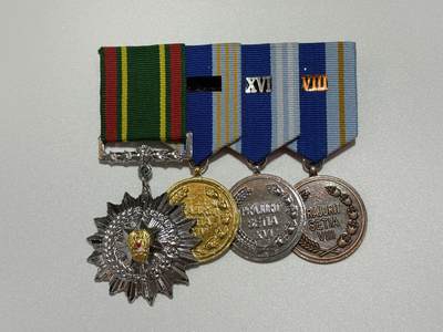 韵星假日精品2025秋季军品类拍卖会-- Rimey Holidays Boutique 2025 Autumn Militaria Sale - 印度尼西亚4r联排--三级卡蒂卡挨卡拉克西（三军团结）之星勋章，金银铜三级国防军优秀服务奖章