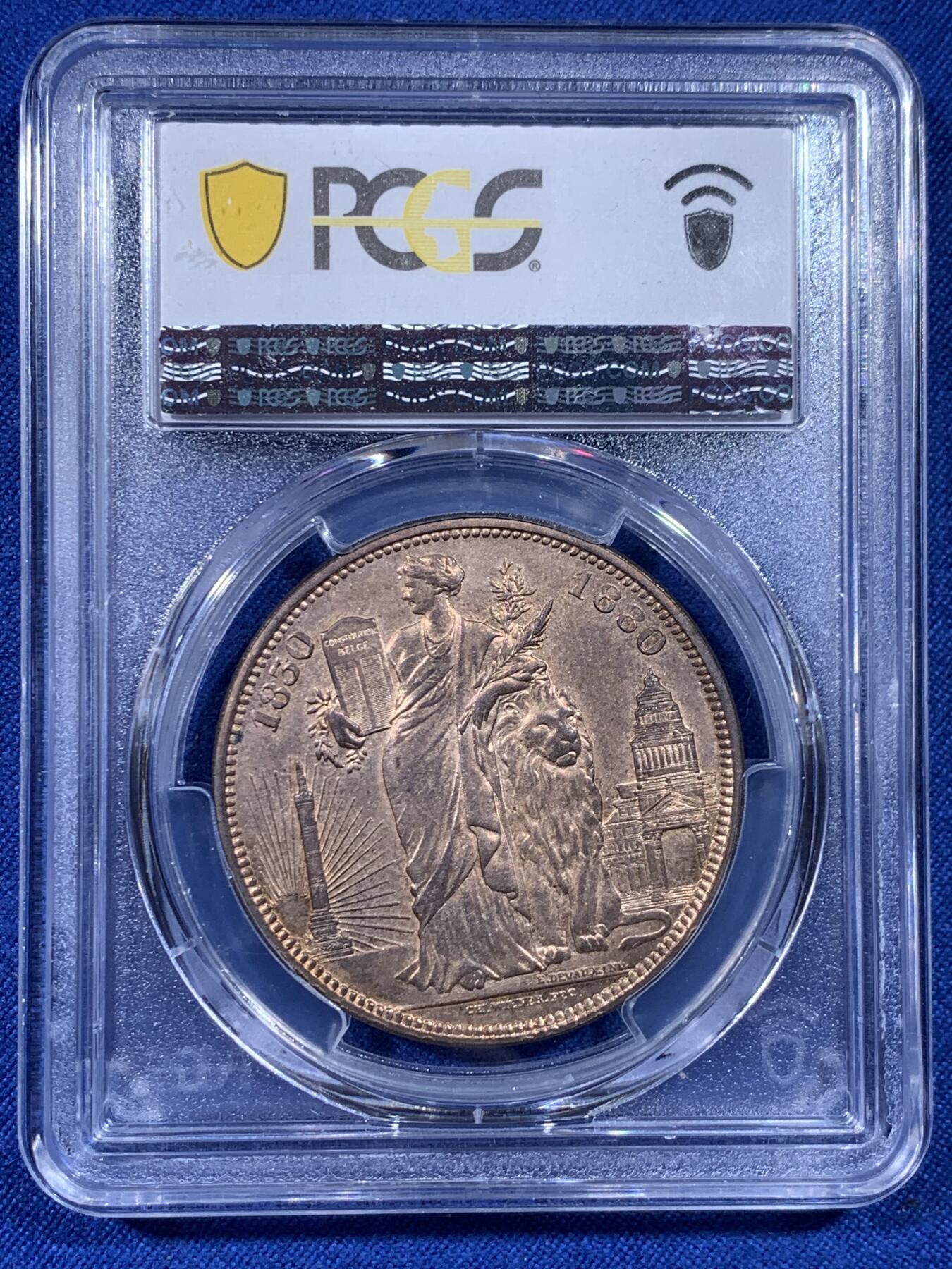 《竞宝斋》第436场 周日，周一2场连拍 （全场包邮） PCGS MS64RB 比利时1880年独立50周年5法郎型铜币 红棕（RB）描述少见。正面是自由女神手持宪法倚靠象征君权的狮子，背面是利奥波德一世二世双头像。珍惜币目录收藏，铜质自然，边缘完整。经典品种，上乘质量，可藏之物。