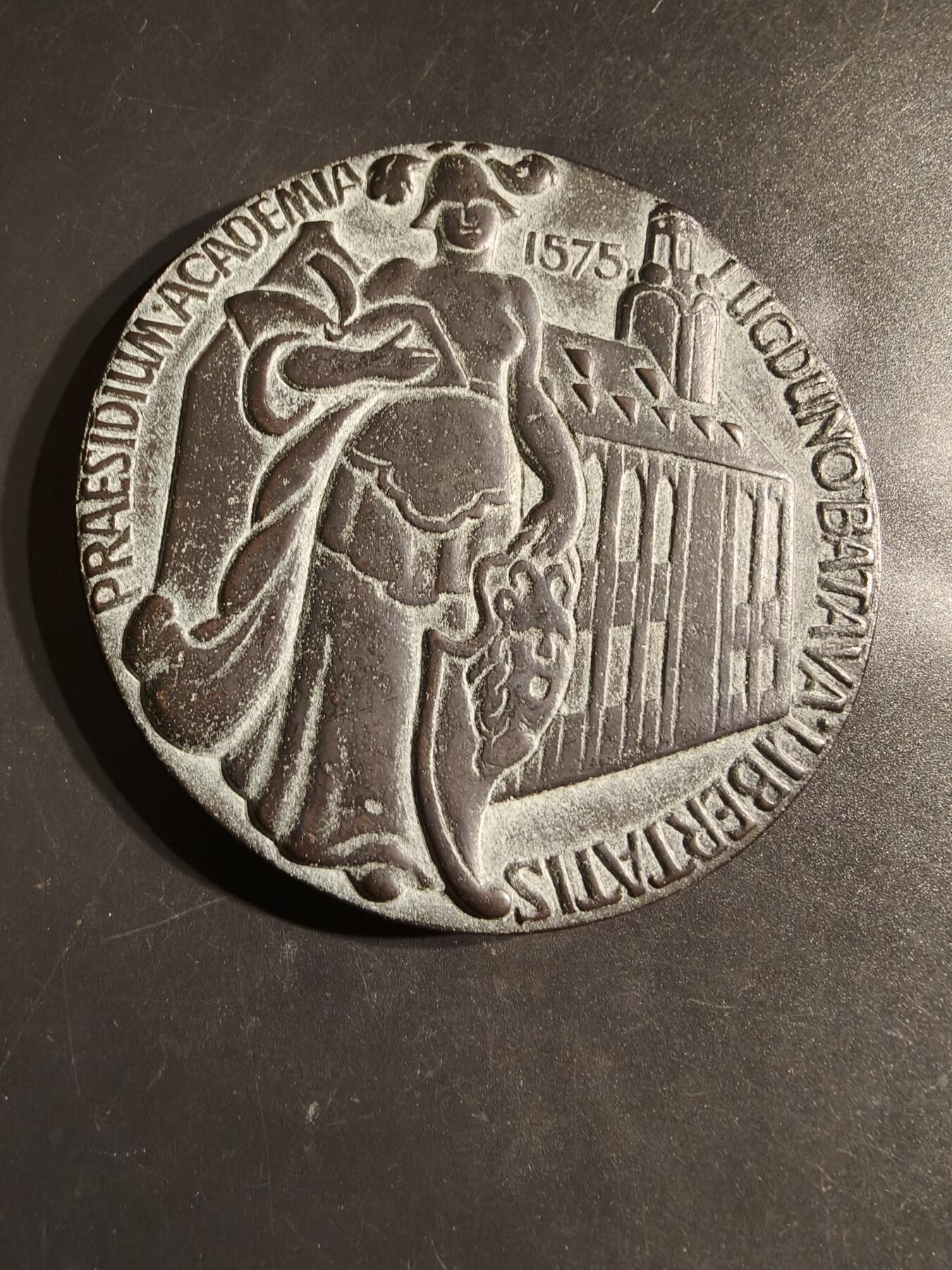 老王徽章第162期 荷兰1575年莱顿围城战大铜章     正面为奥伦治亲王     直径88mm.    重量387.8g