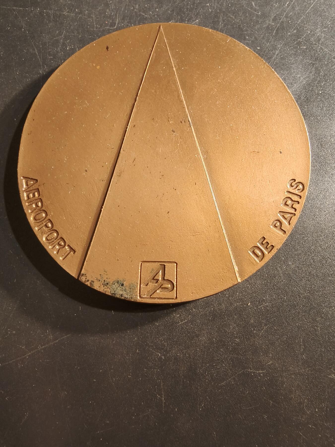 老王徽章第162期 法国巴黎1974年夏尔戴高乐机场大铜章      直径75mm.   重量259.2g