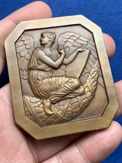 《竞宝斋》第436场 周日，周一2场连拍 （全场包邮） - 法国天使大牌匾，极少见品种，法国著名雕刻家FRAISSE作品。品相极美，赏心悦目。直径：63*53mm，重：103g，三角铜标边铭，双面高浮雕，细节犀利，带原盒。