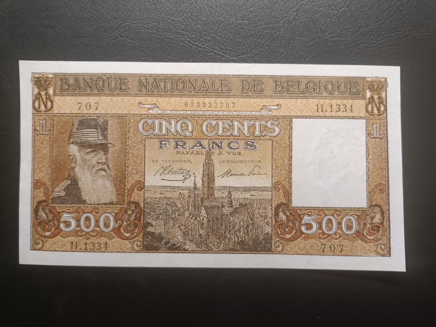 2025十一月第三期，总201期 比利时1945版500法郎UNC-，稀有的战后初版次高面值，正面是利奥波德国王和布鲁塞尔市中心，而背面象征了国王在位的“政绩”之一把刚果纳入自己的殖民地（但利奥波德在刚果的统治以残暴著称）